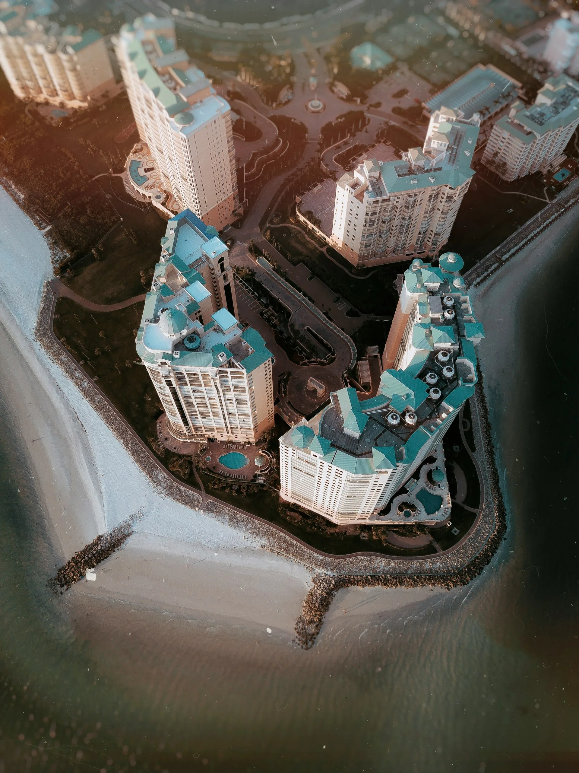 Hoge gebouwen aan het strand op Marco Island, Florida