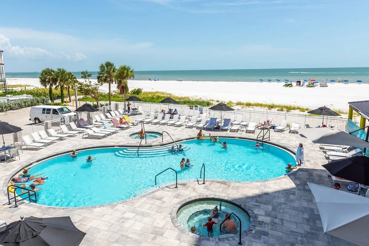 Buitenzwembad met ligstoelen aan het strand bij het Hotel Diamond Head Beach Resort Fort Myers Beach