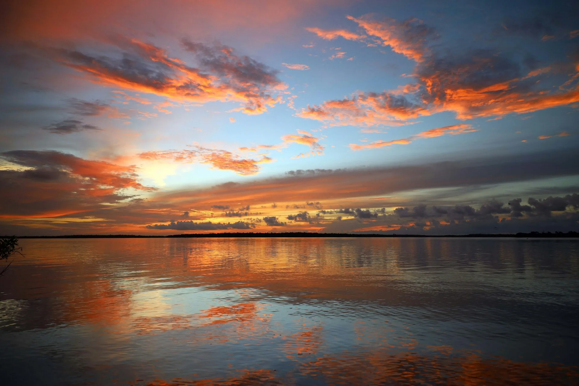 Een mooie gele, rode lucht boven de oceaan nabij Marco Island