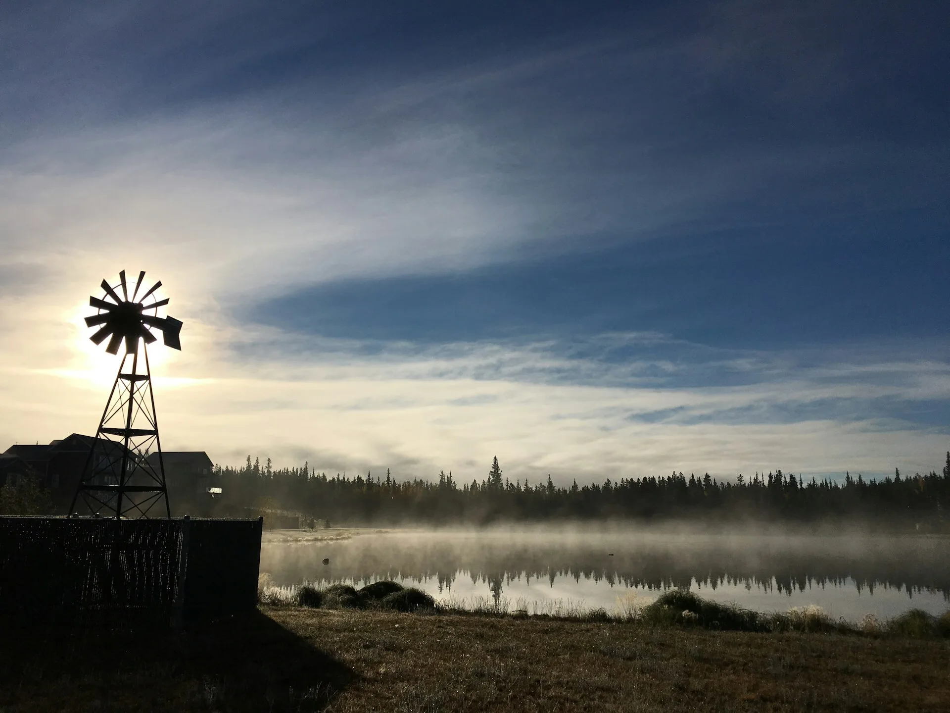 Een windmolen aan de rand van een meer in Whitehorse, Yukon
