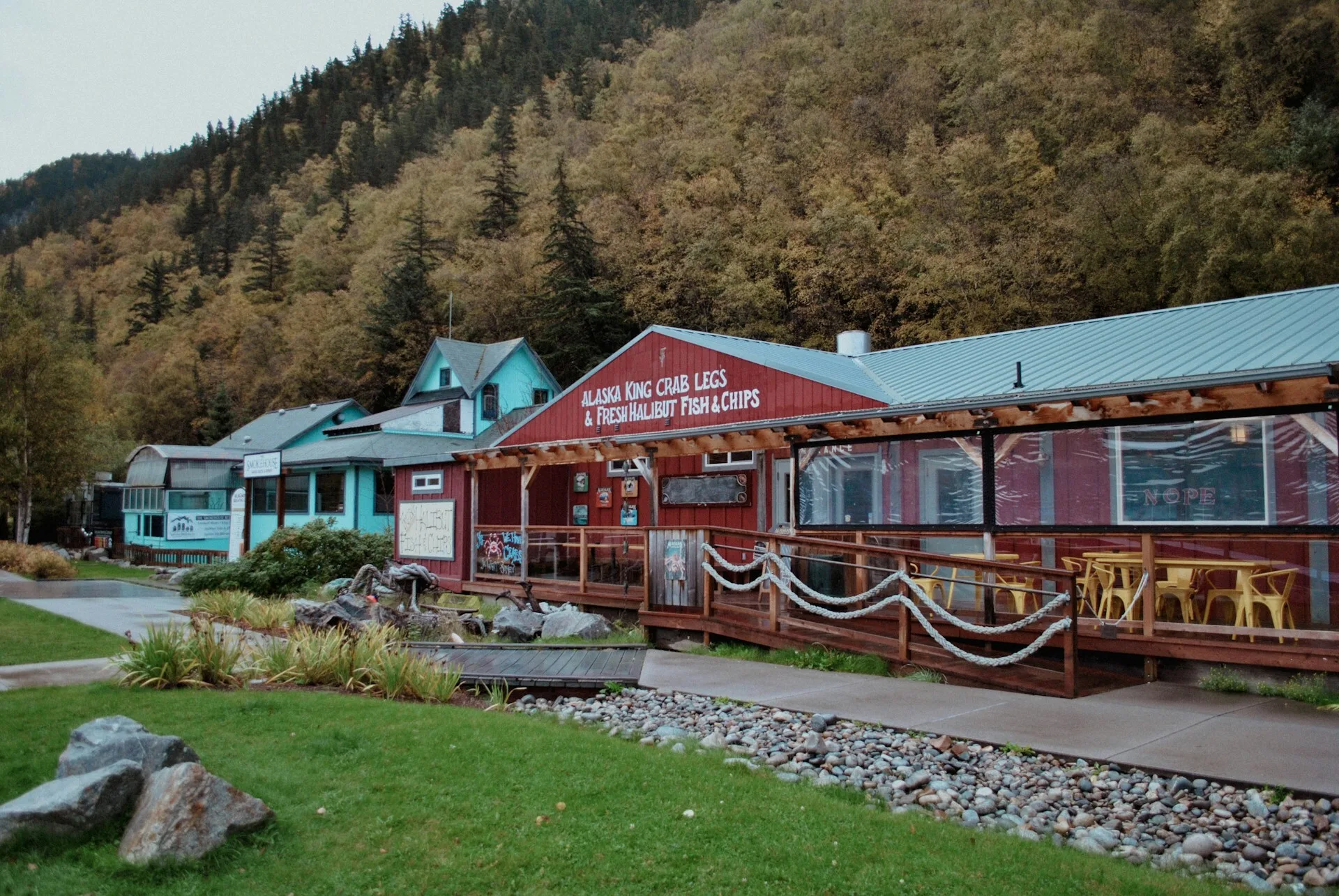 Een krabrestaurant aan het water in Skagway, Alaska