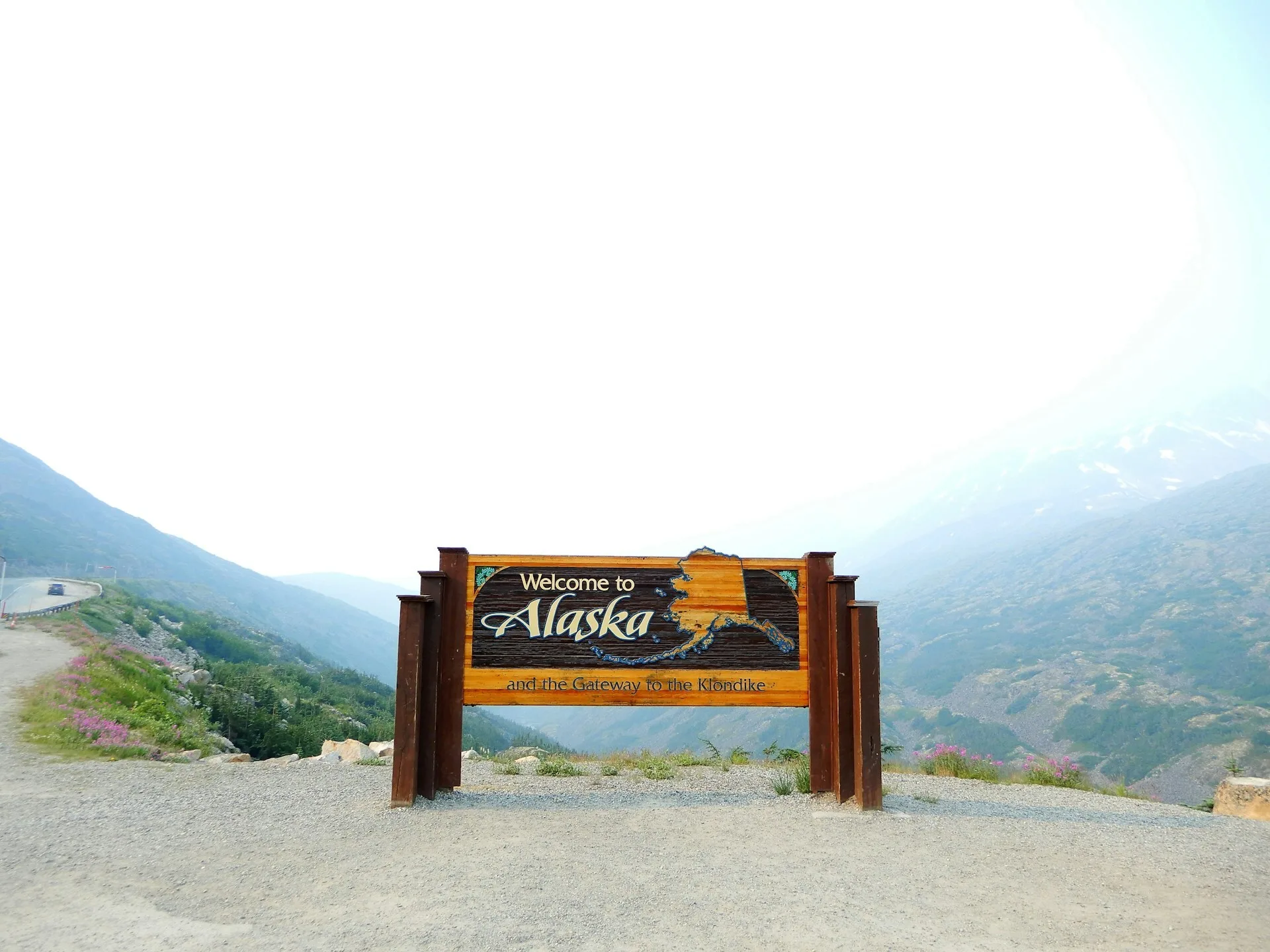Een welkomstbord op een berg in Skagway, Alaska
