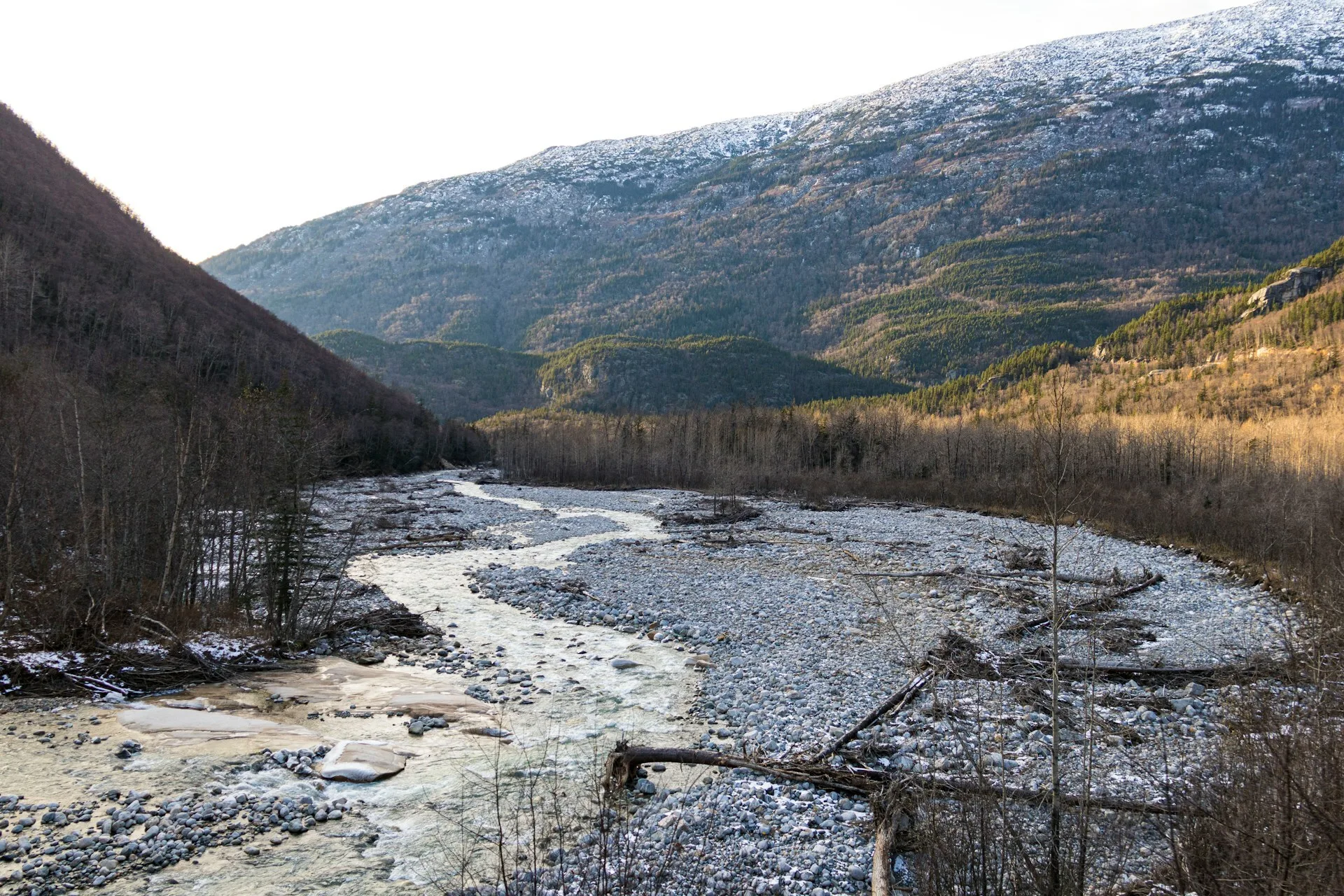 Een kiezelpad door de bergen van Skagway in Alaska