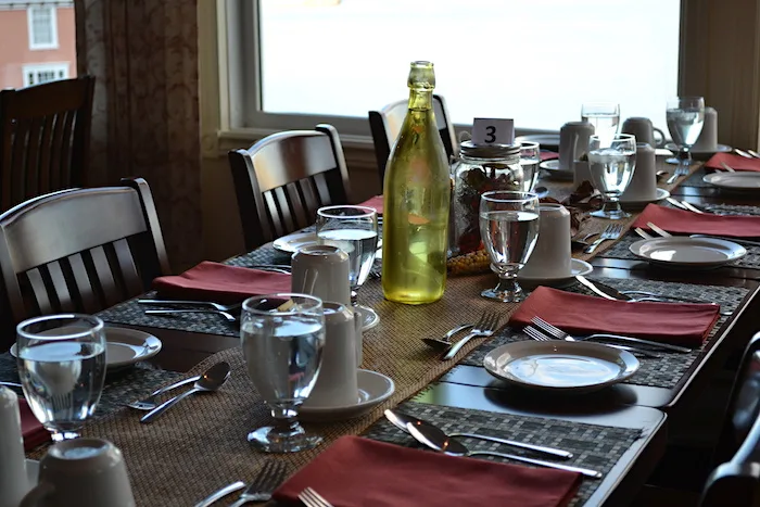 Gedekte eettafel in het restaurant van het Hotel Anchor Inn Hotel Twillingate
