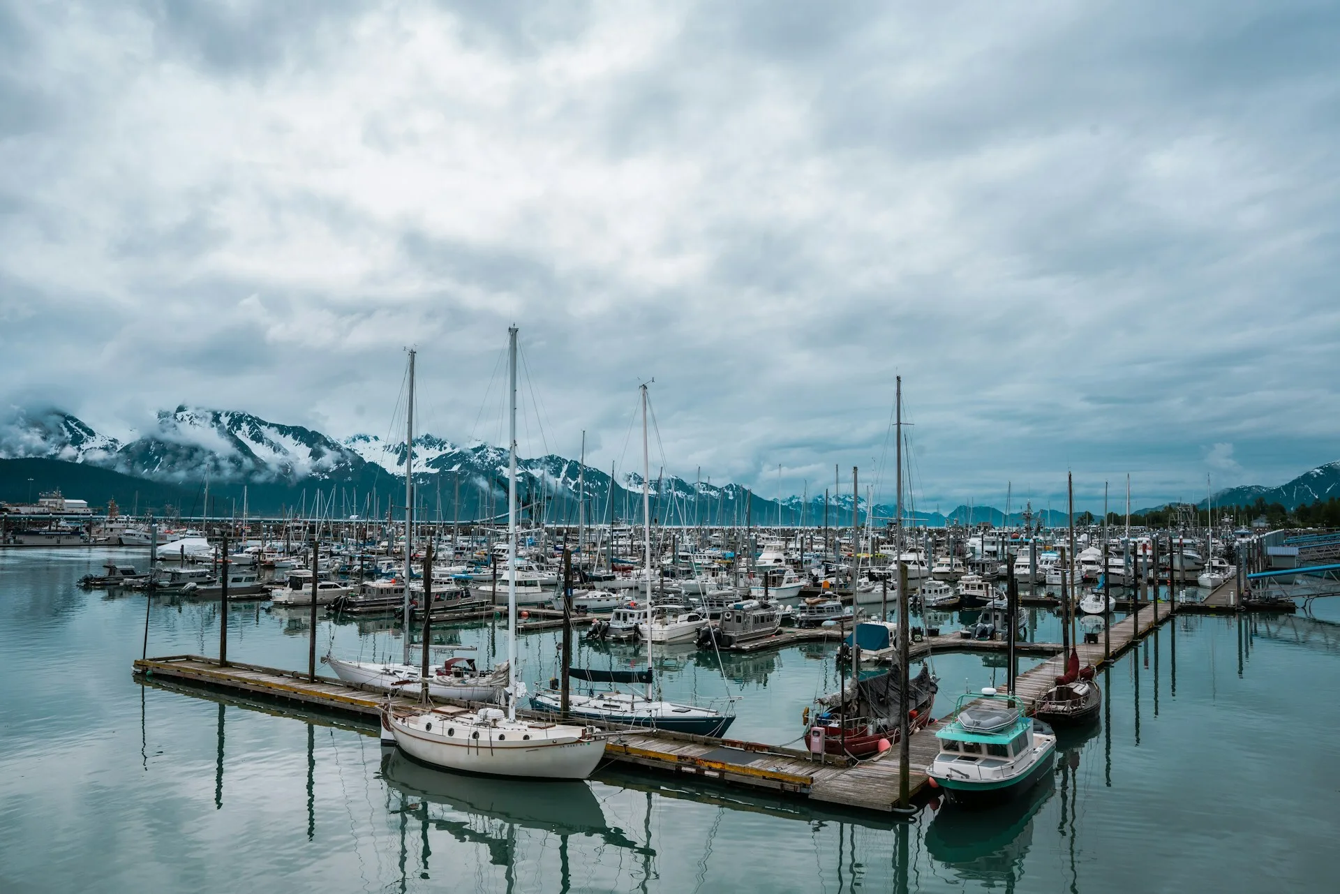 Zeilboten in de haven van Seward in Alaska
