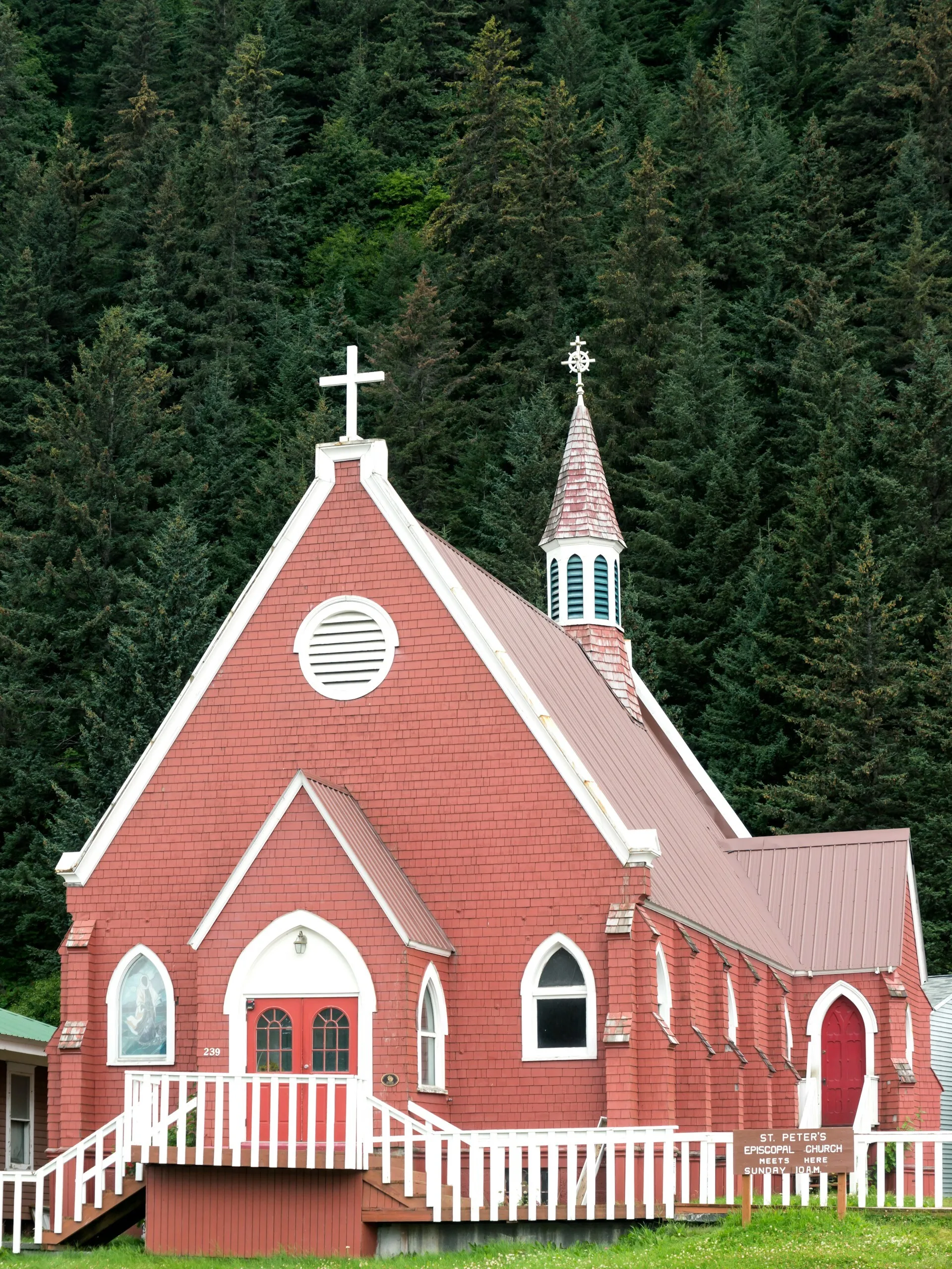 Een rode kerk nabij het bos in Seward, Alaska