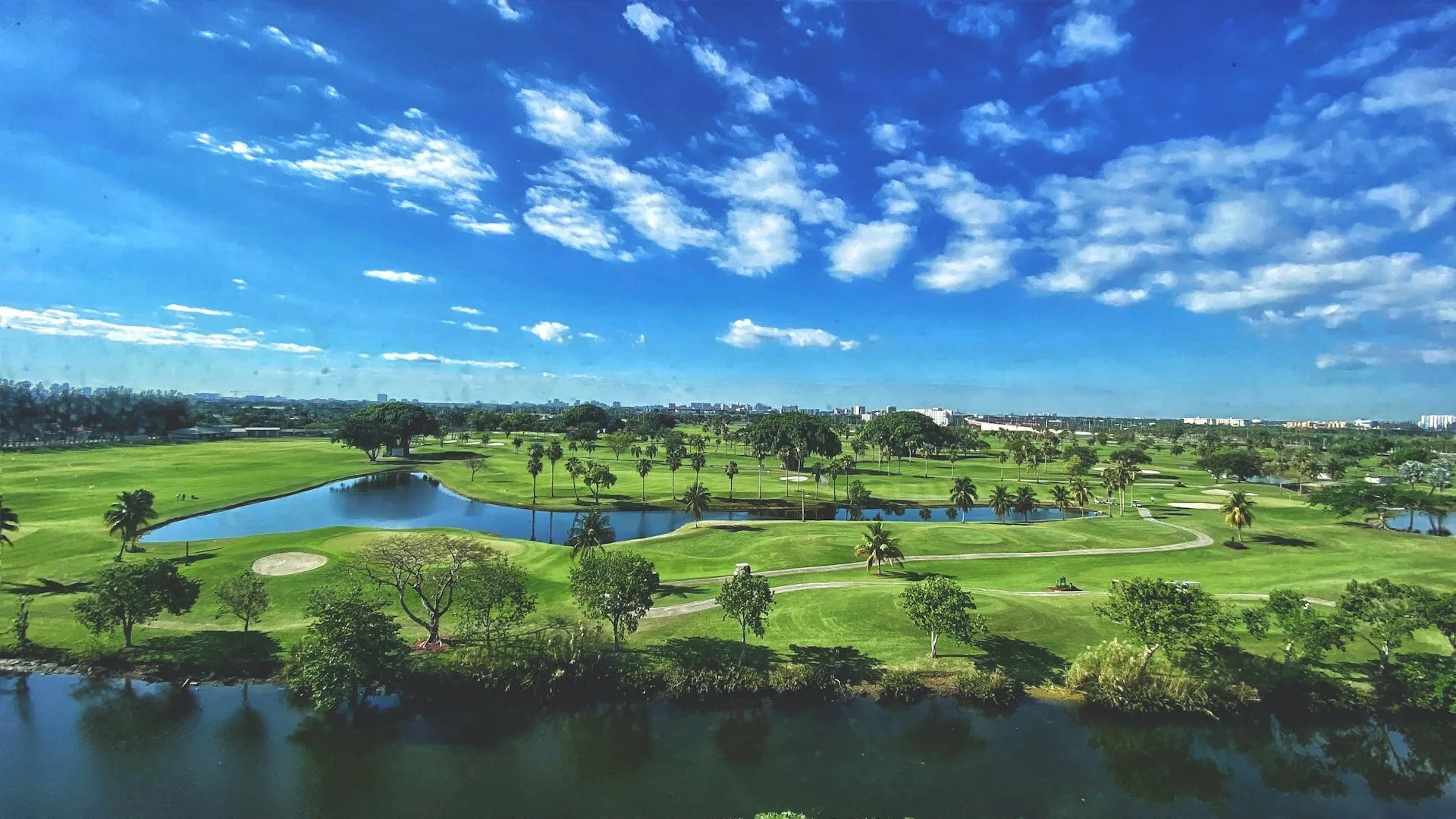 Golfbaan met waterpartijen met blauwe lucht in Miami Florida