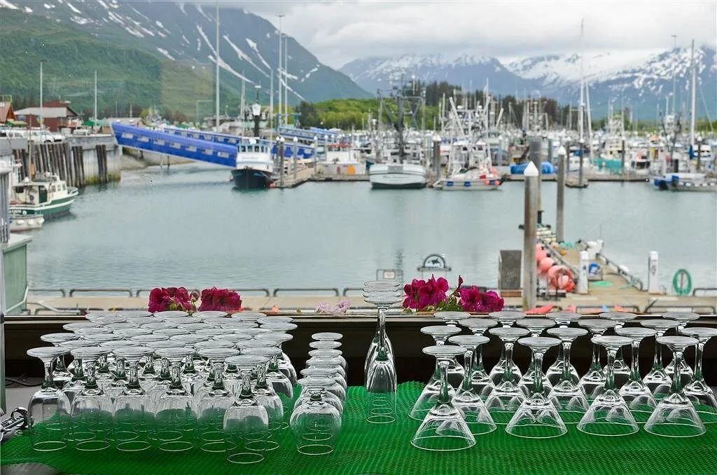 Bar met uitzicht over de haven in het Hotel Best Western Harbor Inn Valdez