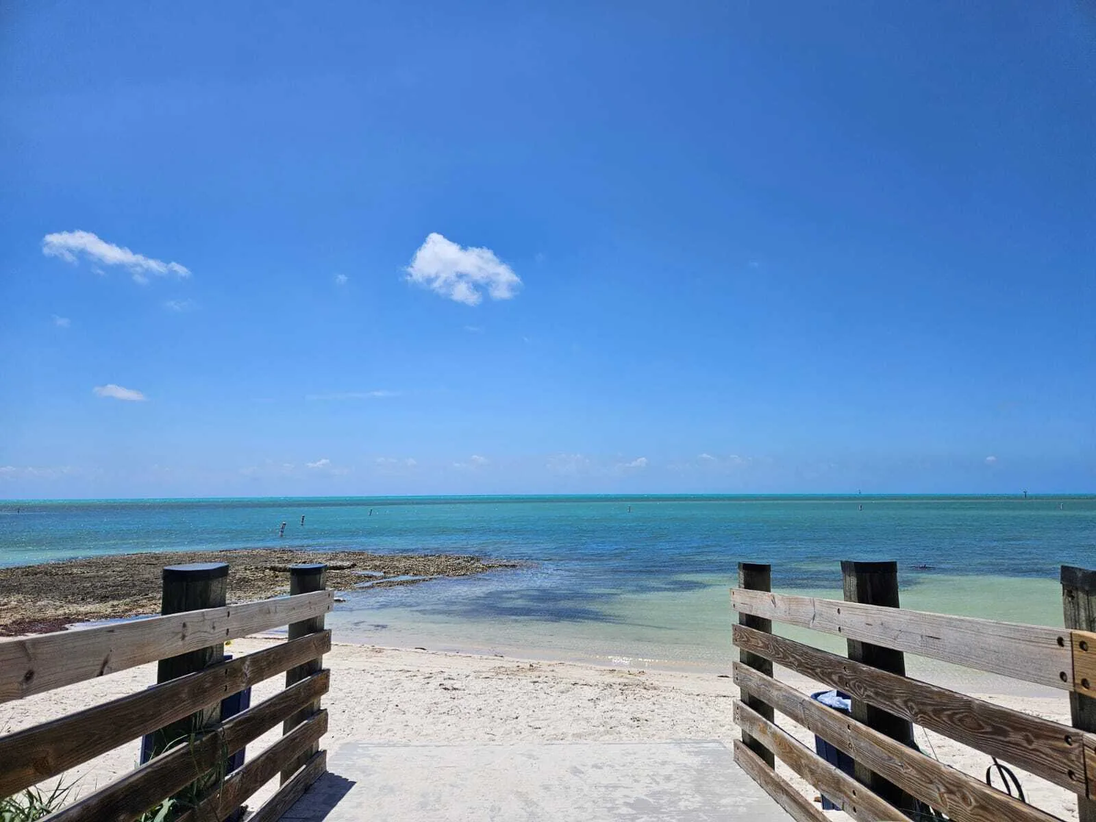 Houten looppad op Sombrero Beach op Marathon