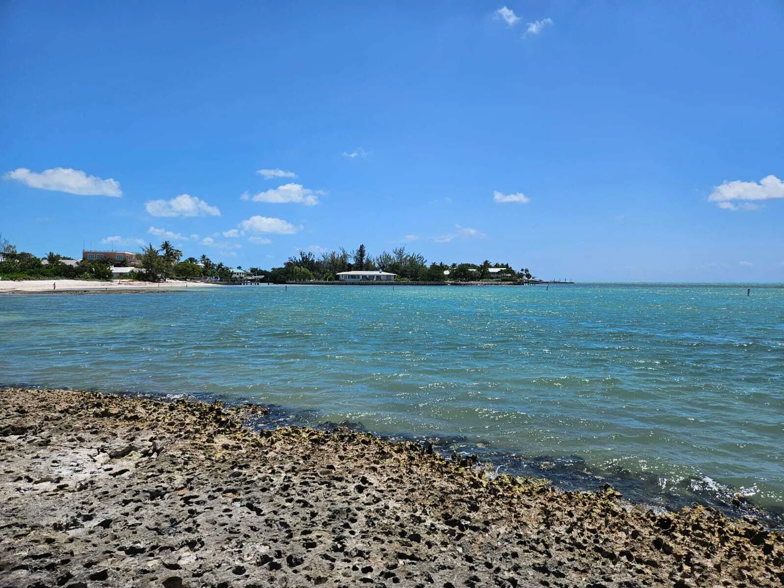 Uitzicht over de zee vanaf Sombrero Beach in Marathon