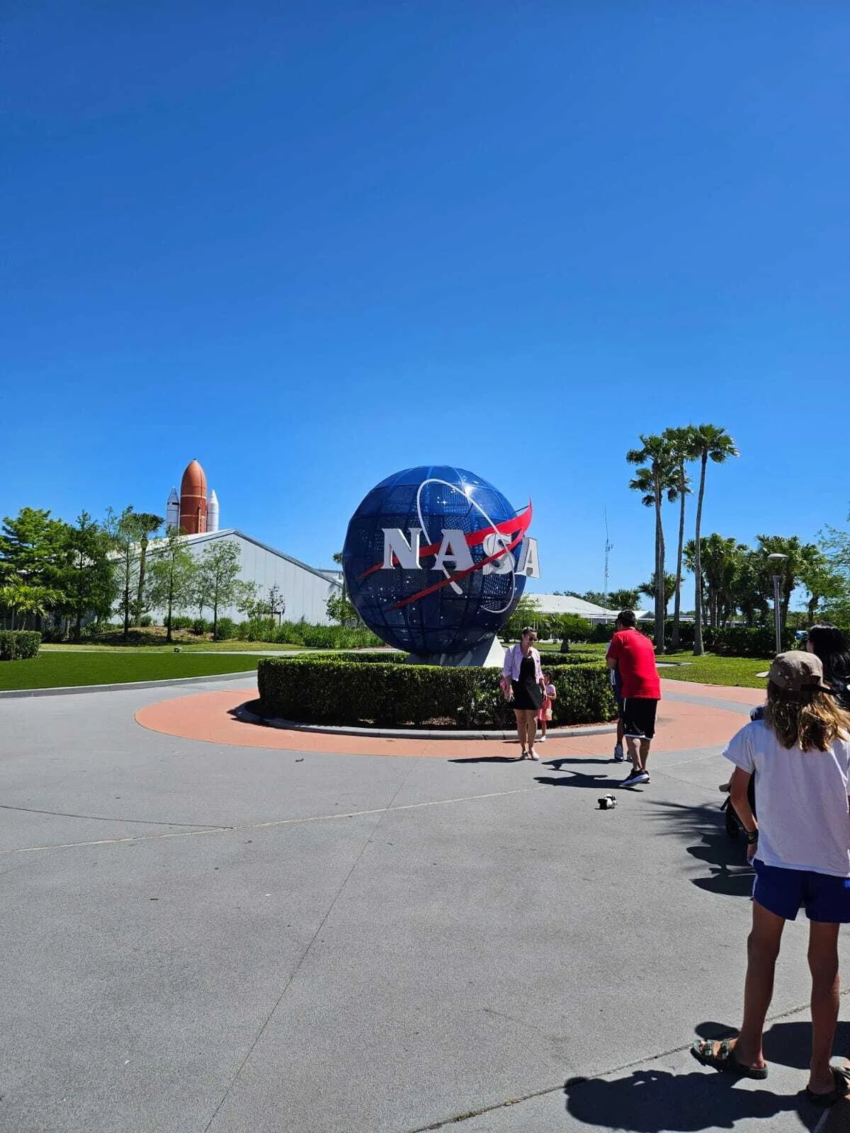 Een wereldbol met het NASA logo in het Kennedy Space Center in Florida