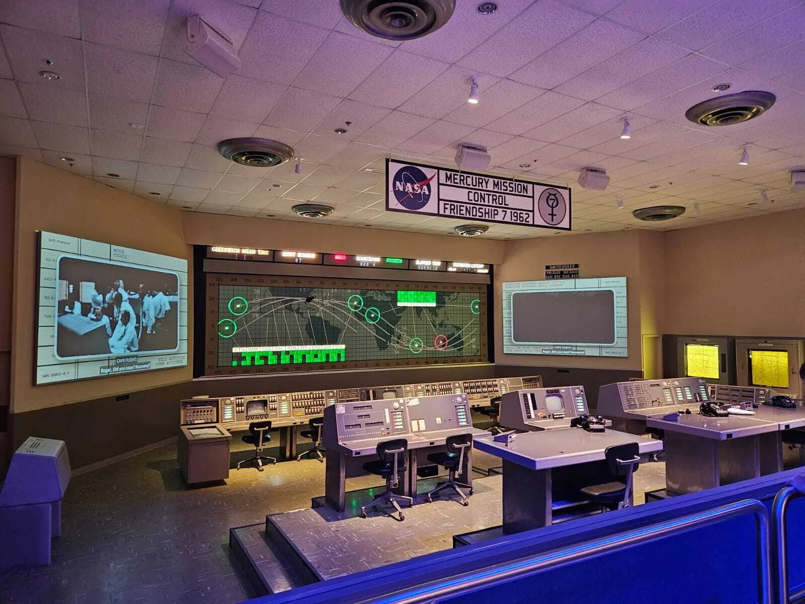 Een nagemaakte control room van een raket in het Kennedy Space Center in Florida