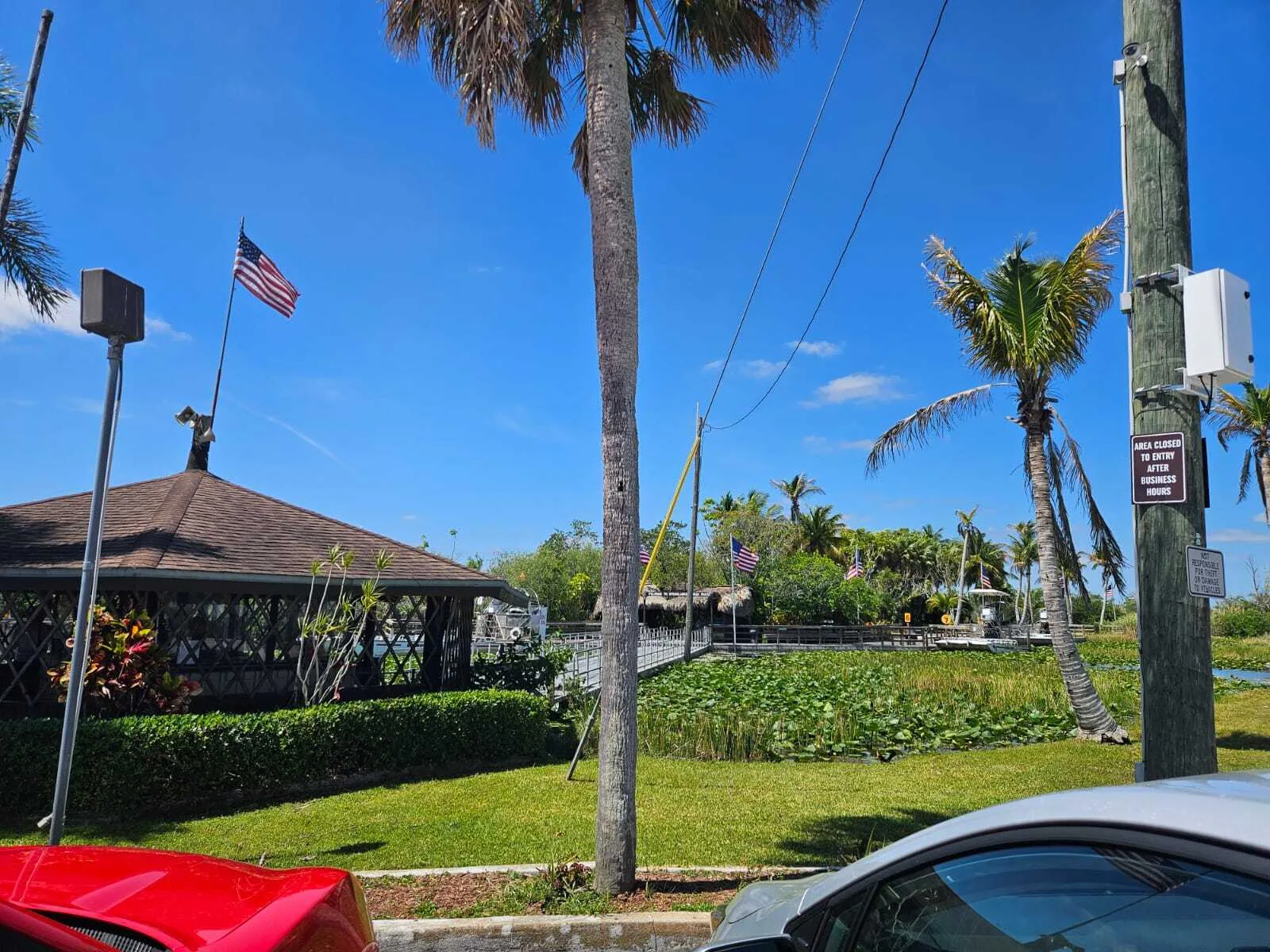 De buitenkant van het Everglades Safari Park in Florida