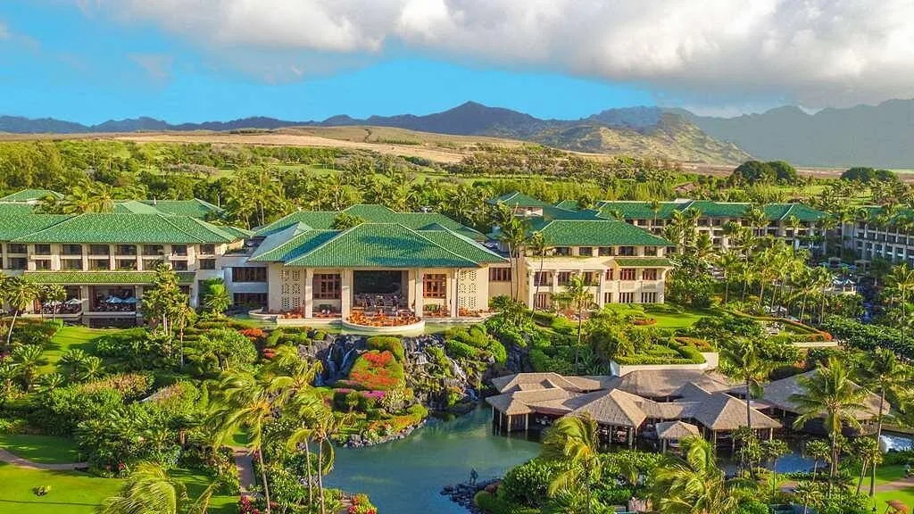 Luchtfoto van het Hotel Grand Hyatt Kauai Resort Spa Koloa met bergen op de achtergrond
