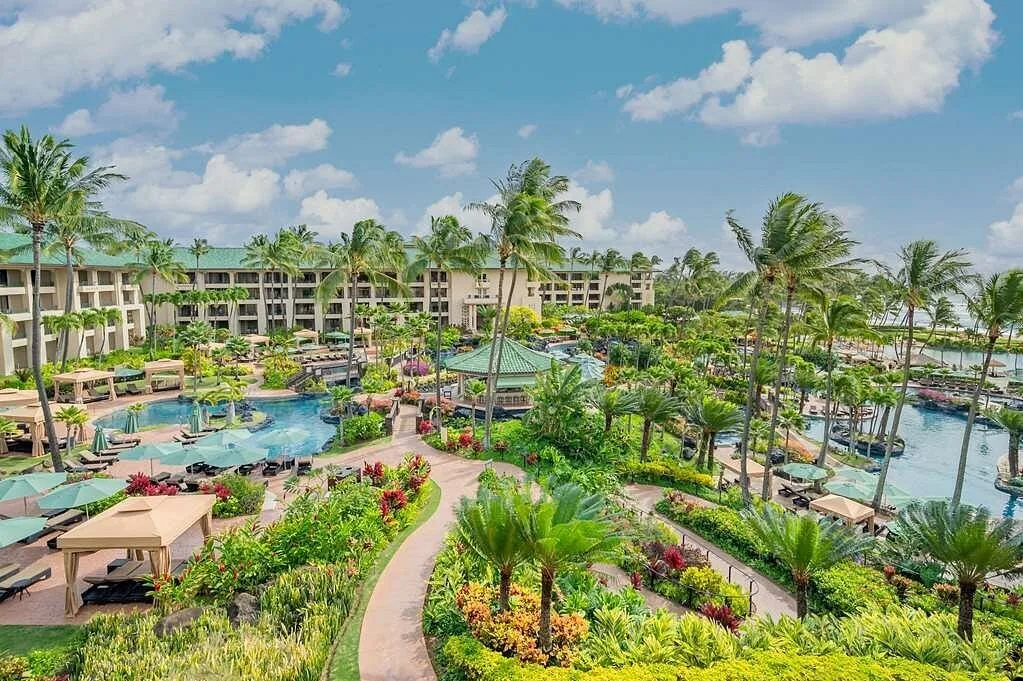 Luchtfoto van de buitenzwembaden van het Hotel Grand Hyatt Kauai Resort Spa Koloa