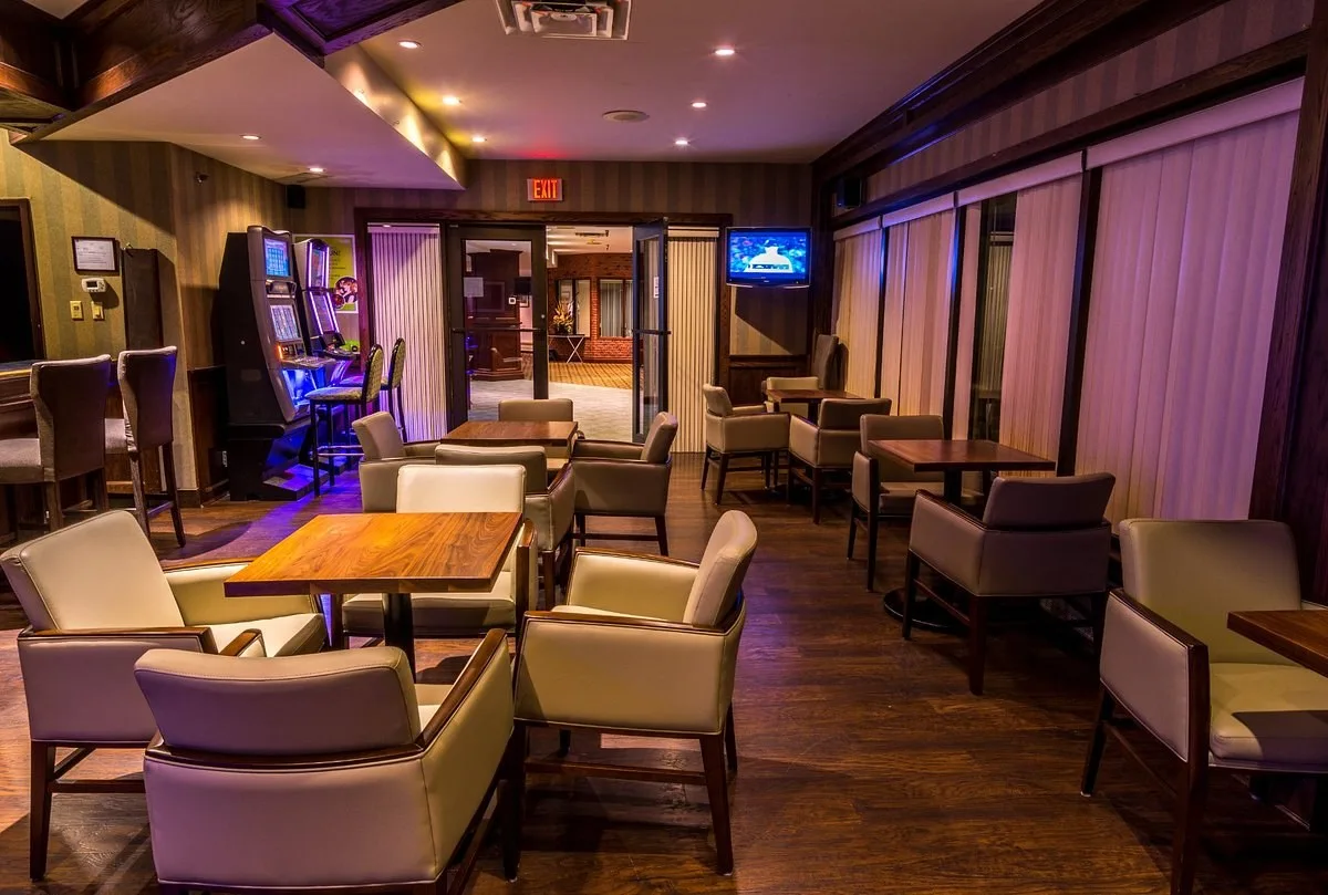 Bar met loungegedeelte in het Hotel Sinbads Hotel Suites Gander