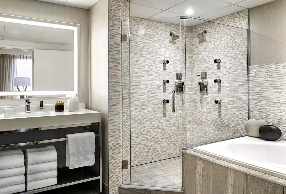 Badkamer in een hotelkamer in het Hotel Los Angeles Airport Marriott Los Angeles