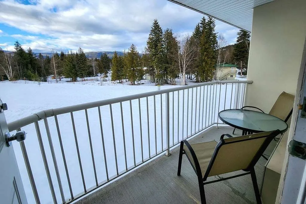 Uitzicht over een besneeuwde weide vanaf een balkon in het Hotel Quality Inn Suites Clearwater