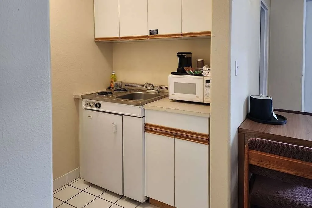 Keuken in een hotelkamer in het Hotel Quality Inn Suites Clearwater