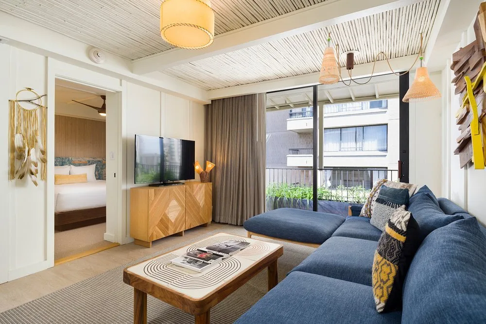 Woonkamergedeelte in een hotelkamer in het Hotel The Surfjack Hotel Swim Club Waikiki