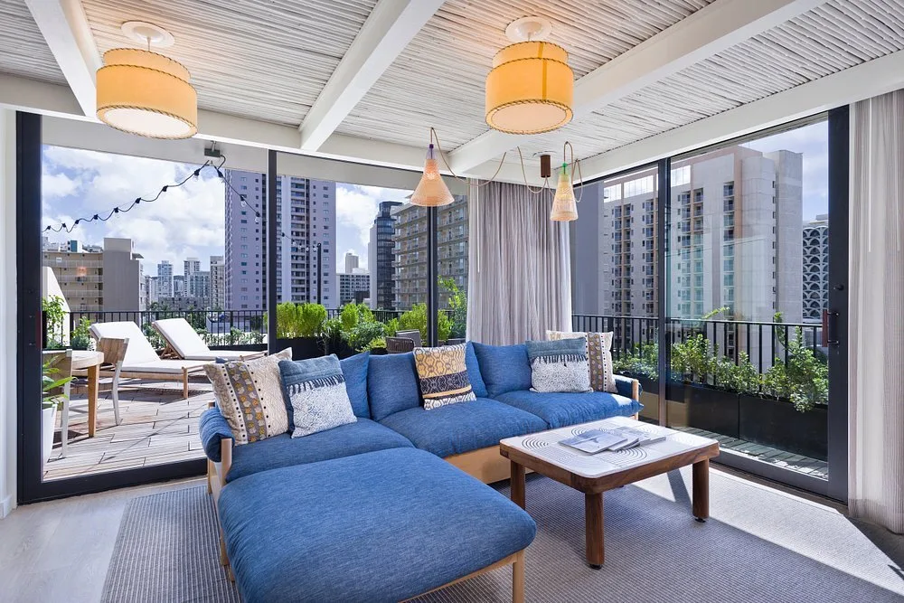 Zitruimte met buitenterras in een hotelkamer in het Hotel The Surfjack Hotel Swim Club Waikiki