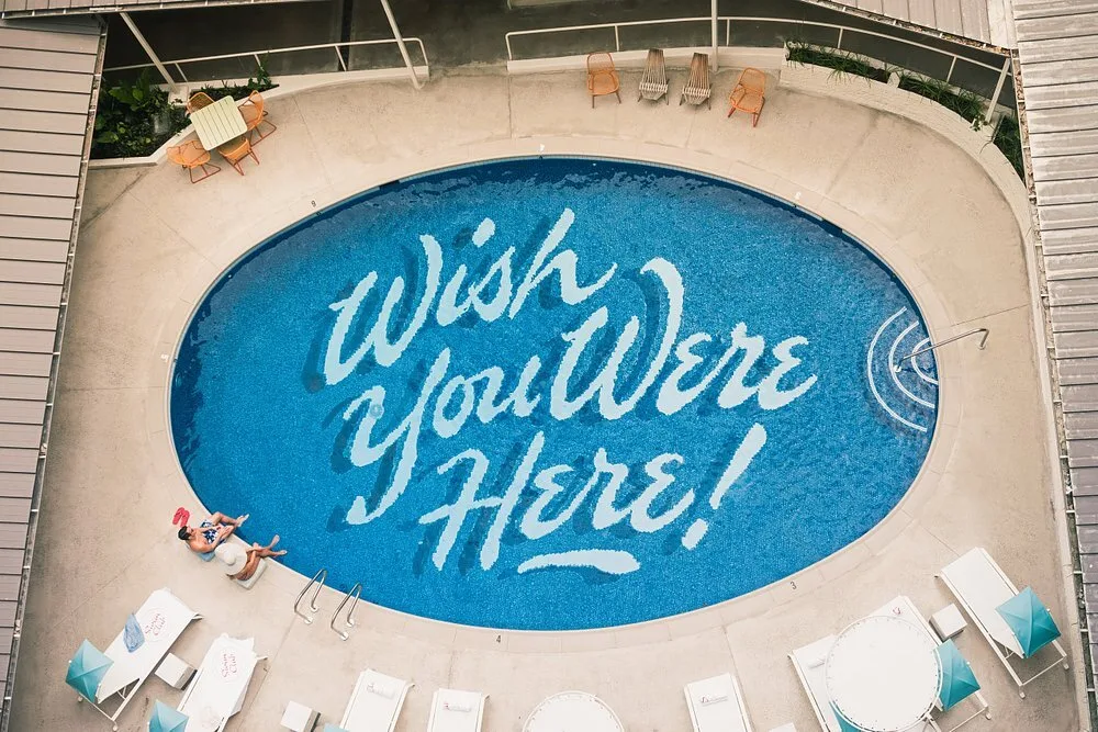 Buitenzwembad bij het Hotel The Surfjack Hotel Swim Club Waikiki