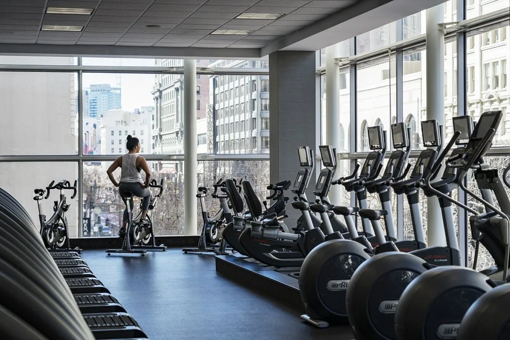 Fitnessruimte met uitzicht over de stad in het Hotel Four Seasons SFO