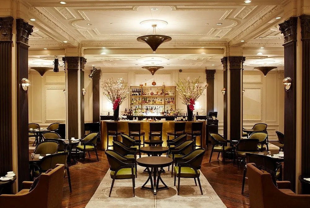 Bar met lounge in het Hotel The Pierre A Taj Hotel NY