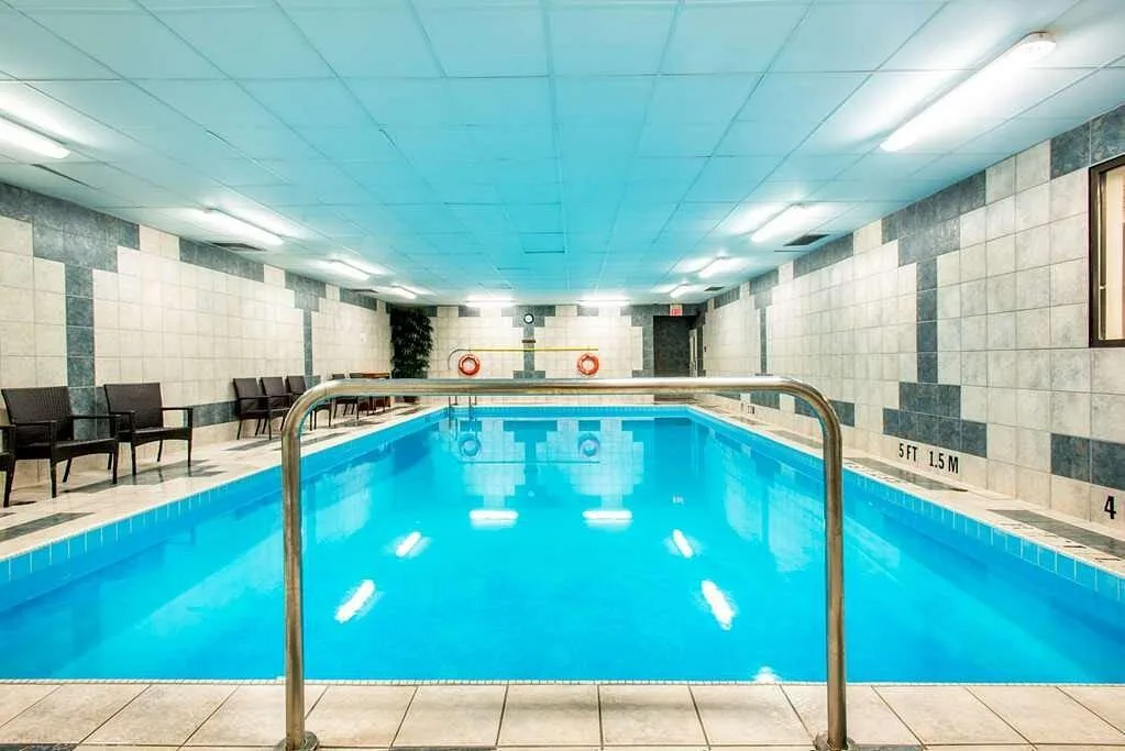 Binnenzwembad in het Hotel Quality Inn Halifax Airport Goffs