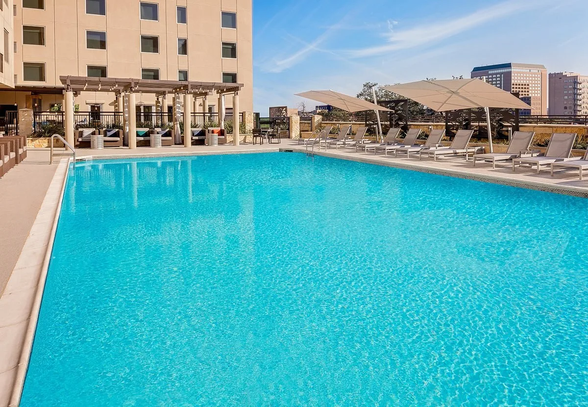 Buitenzwembad bij het Hotel Holiday Inn Downtown Austin