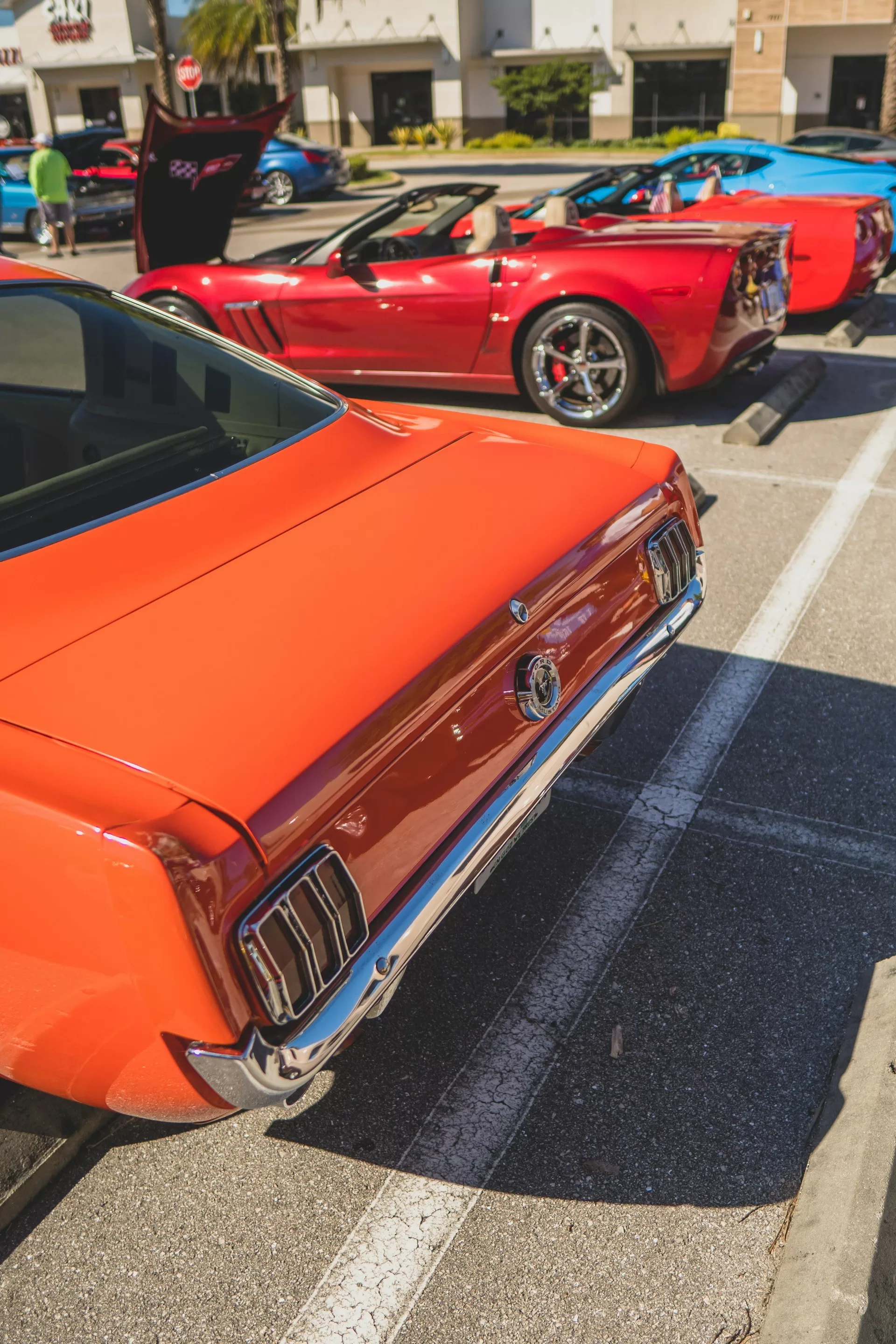 Felgekleurde oude auto's in Naples