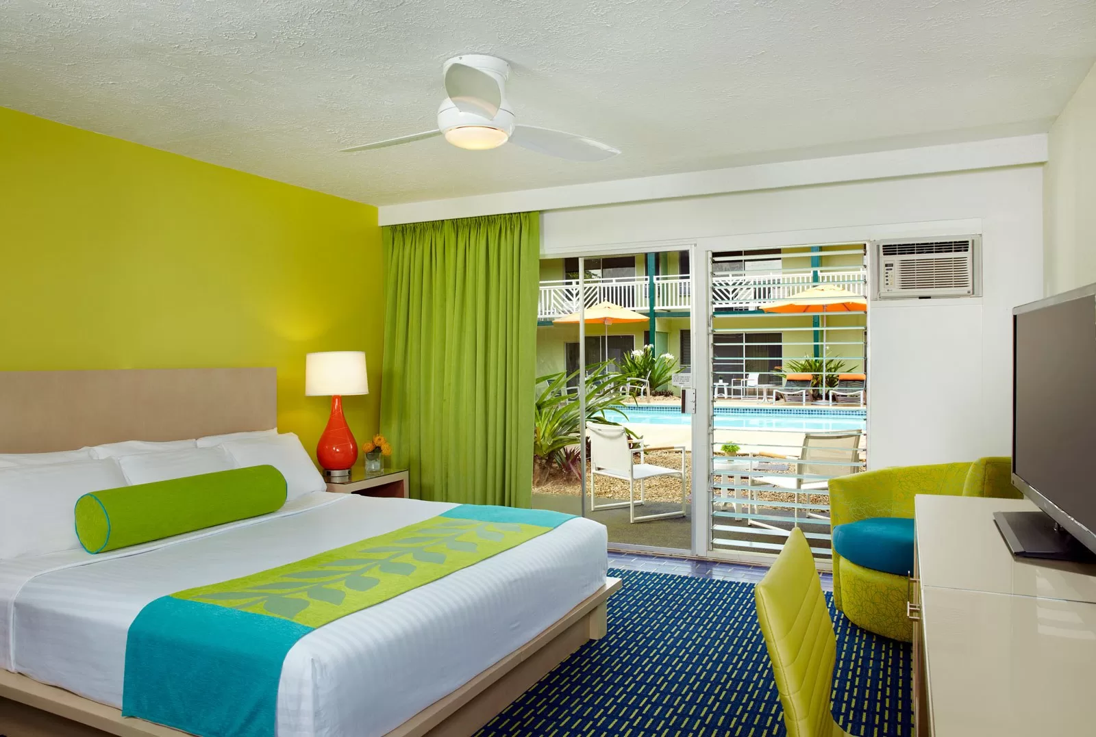 Een standaardkamer met uitzicht op het zwembad in het Kauai Shores Kapaa Kauai