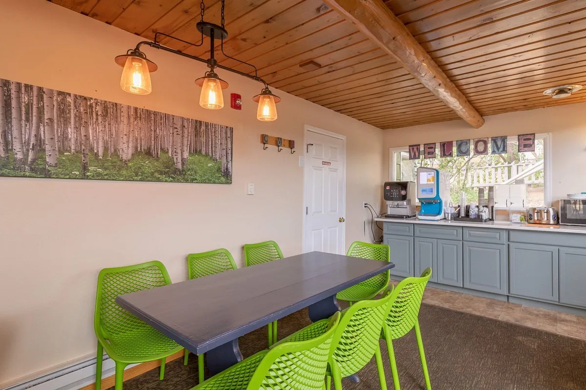 Ontbijtrestaurant in het Hotel Coyote Mountain Lodge Estes Park