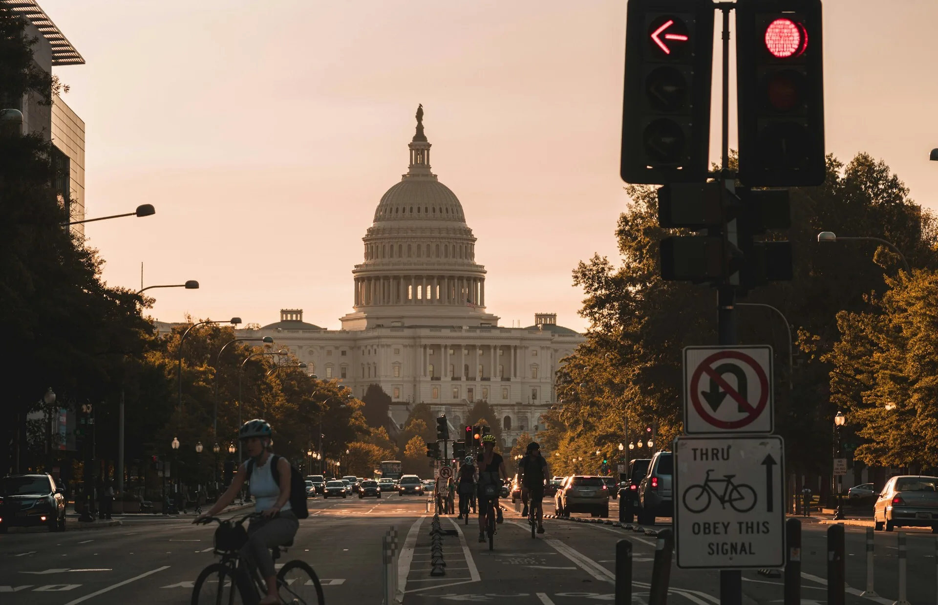 Fietsers door de stad van Washington D.C. met het Capitol op de achtergrond