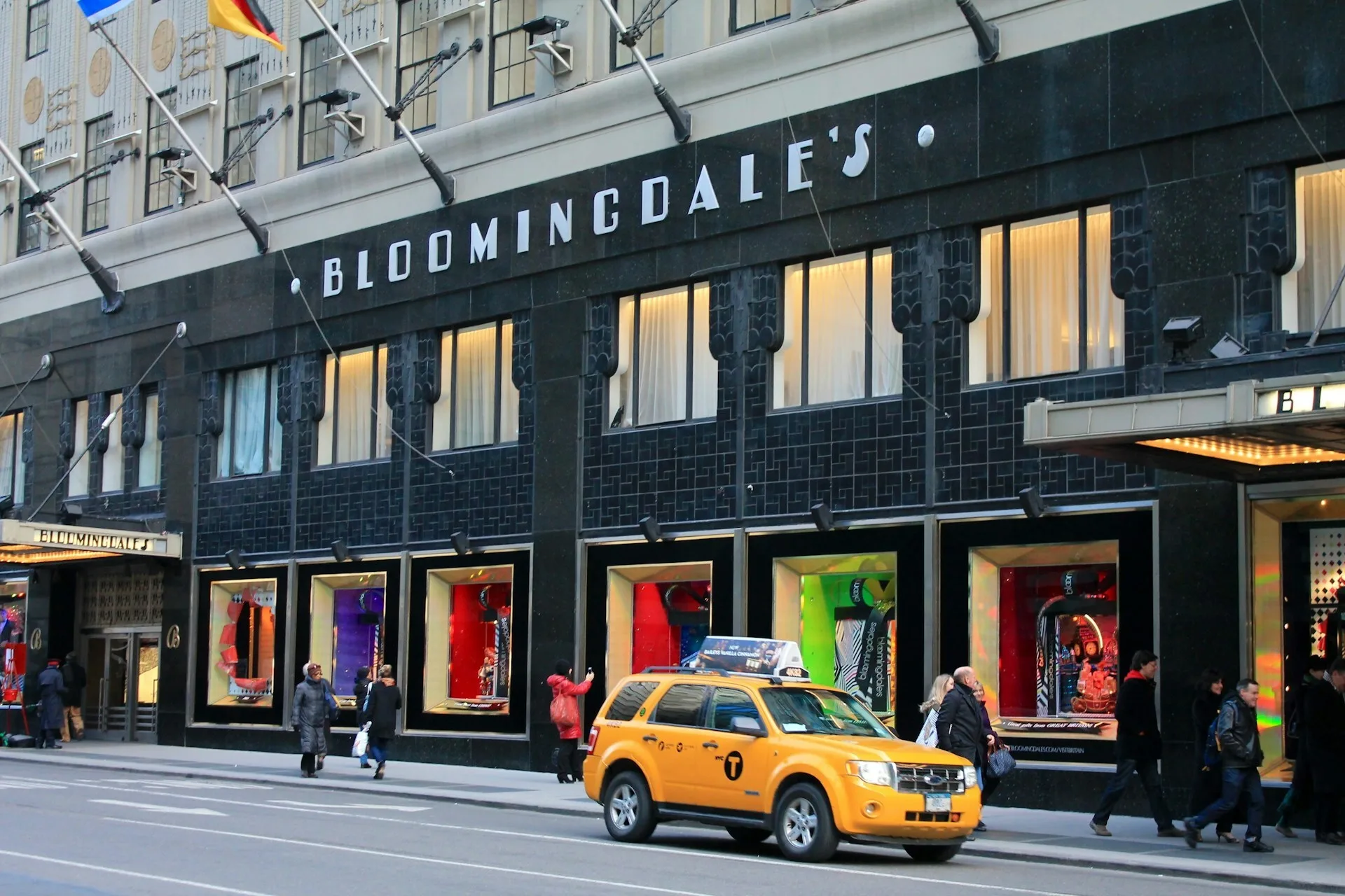 De etalage van Bloomingdales in New York City met gele taxi voor de deur