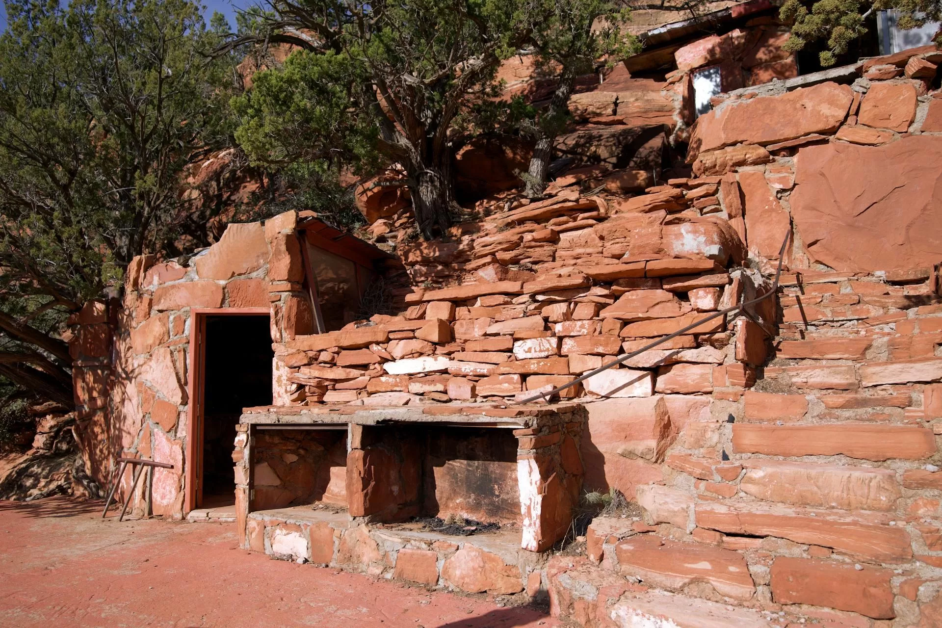 Huis gebouwd op rode rotsen op een zonnige dag, architectuur in het rotslandschap van Sedona