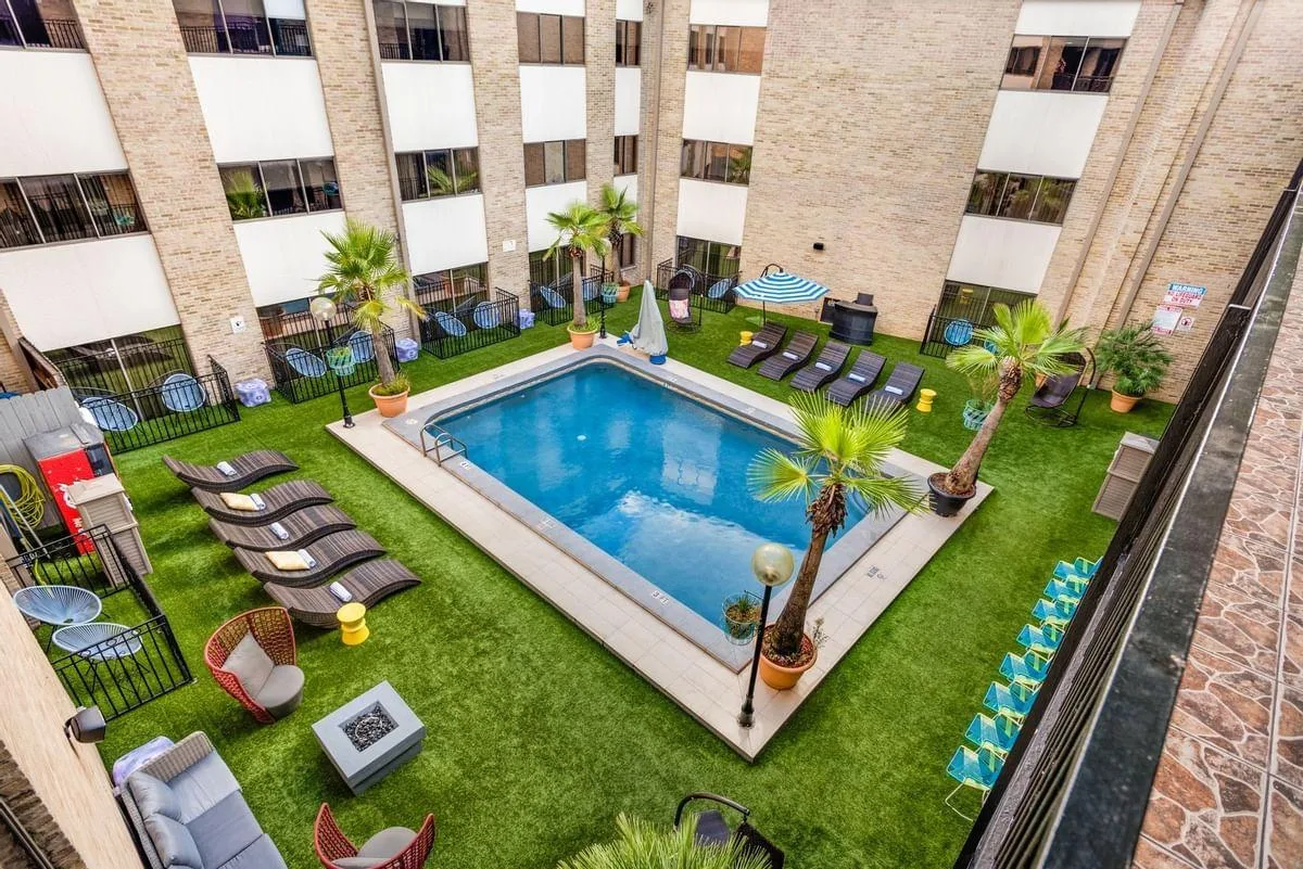 Loungestoelen aan het buitenzwembad van het Hotel Riverwalk Plaza San Antonio