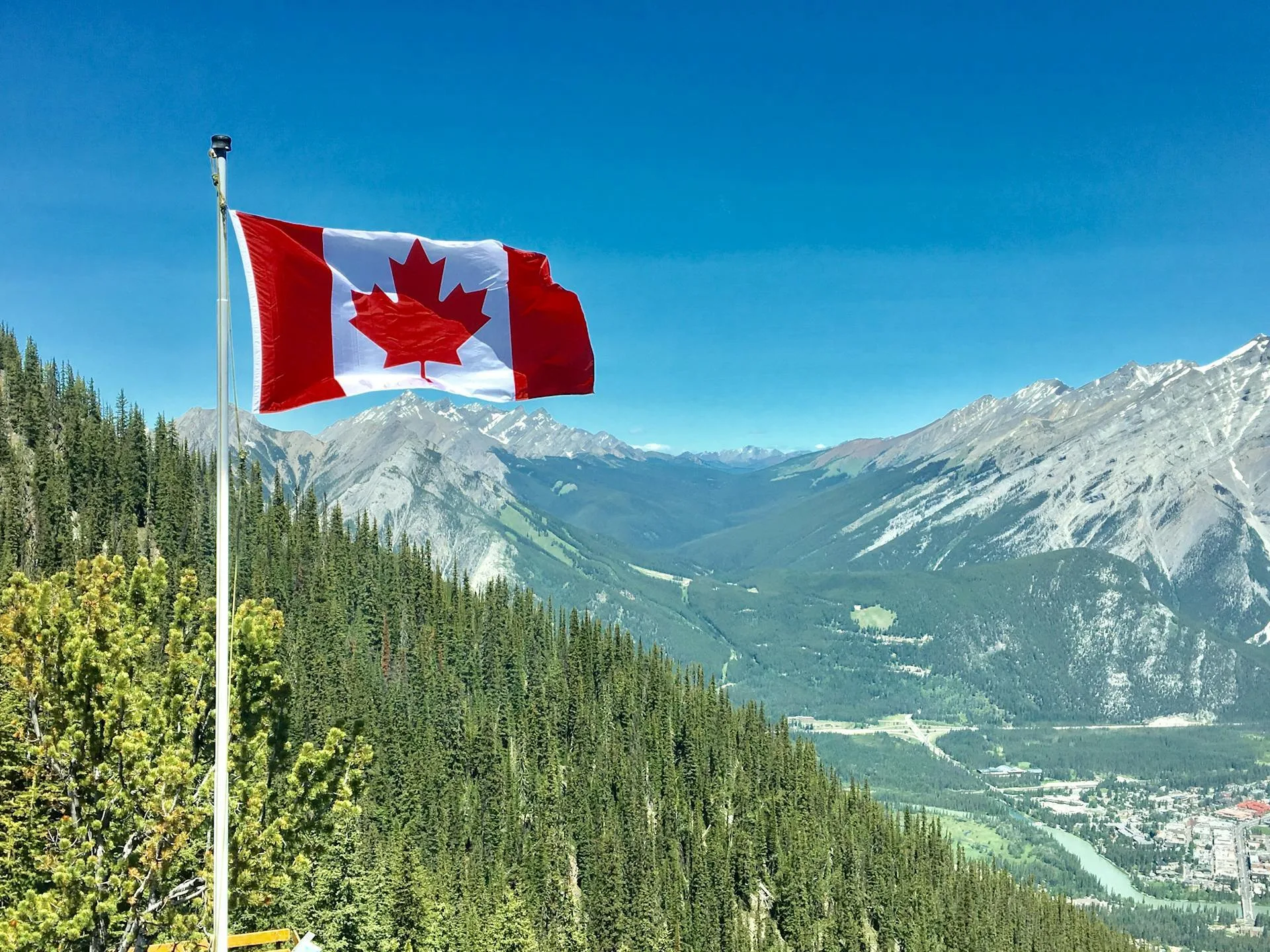 Een Canadese vlag met bergen op de achtergrond