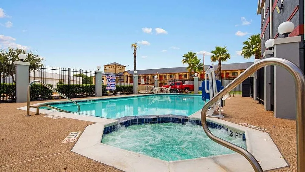 Buitenzwembad met jacuzzi bij het Hotel Best Western Plus Northwest Inn Suites Houston