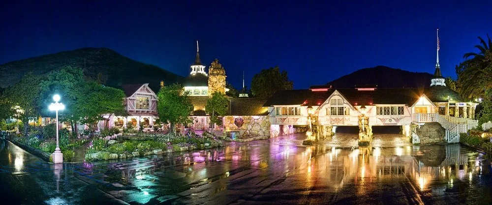 Vooraanzicht van het verlichte Hotel Madonna Inn San Luis Obispo
