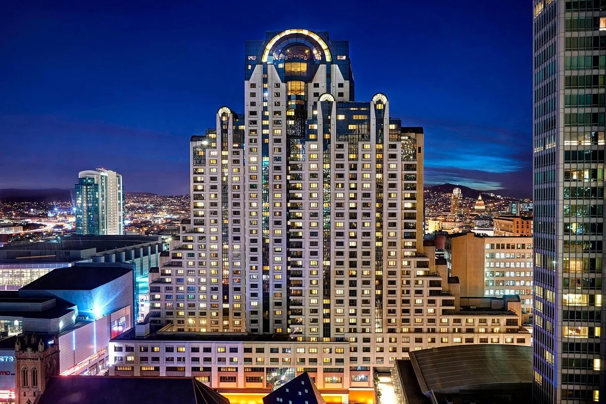 Exterior van het verlichte Hotel San Francisco Marriott Marquis