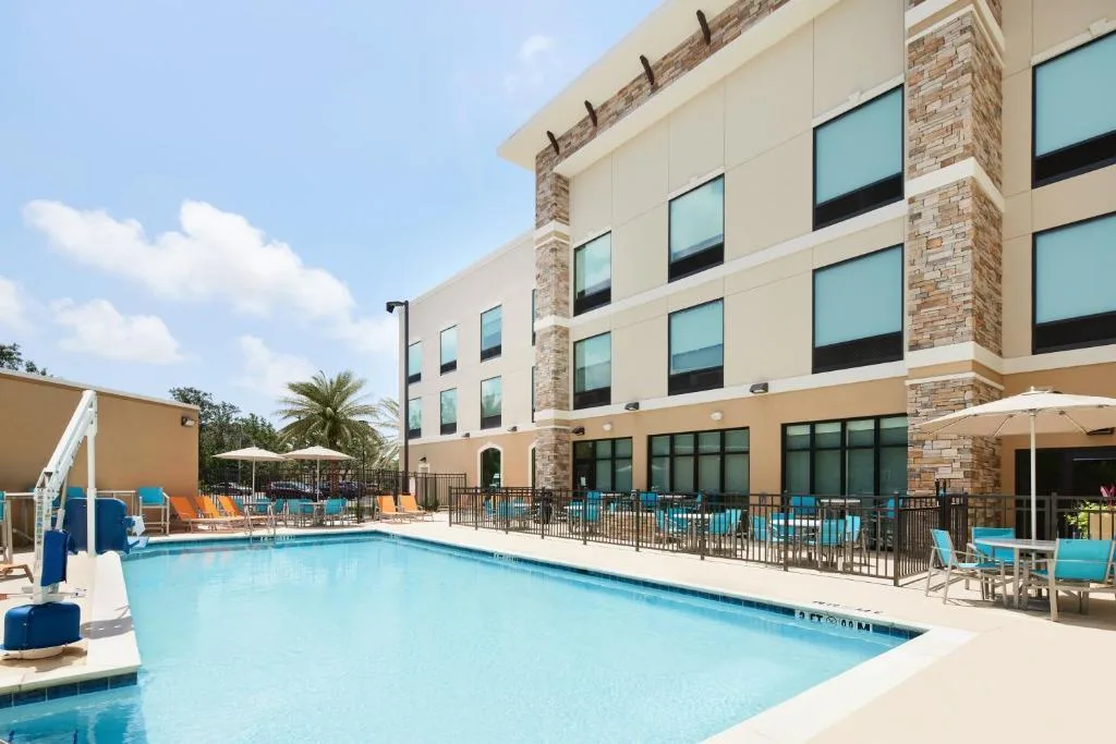 Buitenzwembad bij het Holiday Inn Express Suites Gulf Breeze Pensacola Area