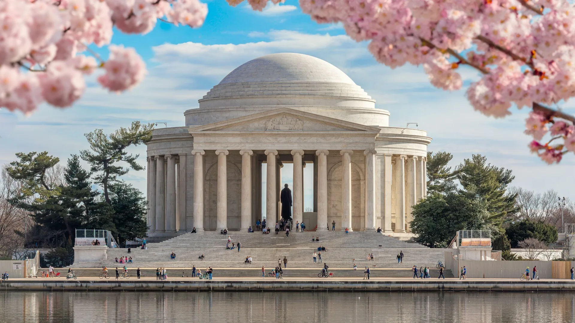 Het Jefferson Memorial in West Potomac Park Washington met de kenmerkende roze bloesem op de voorgrond