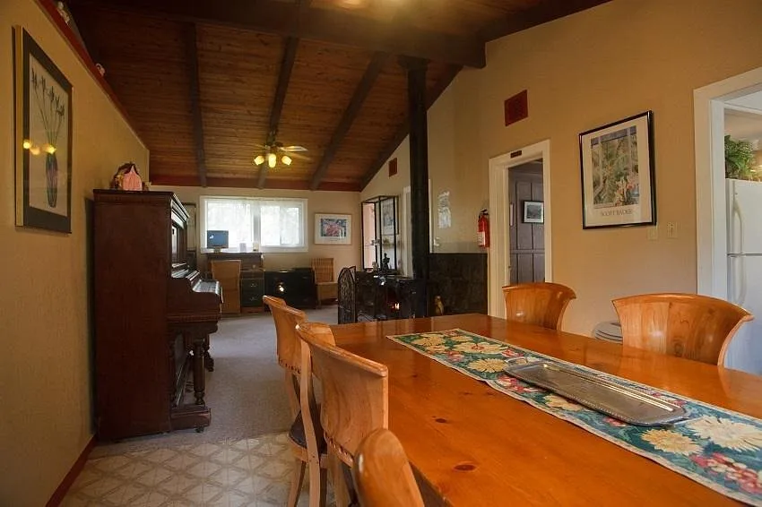 Eetkamer in een huisje in het Hotel Volcano Hale Volcanoe