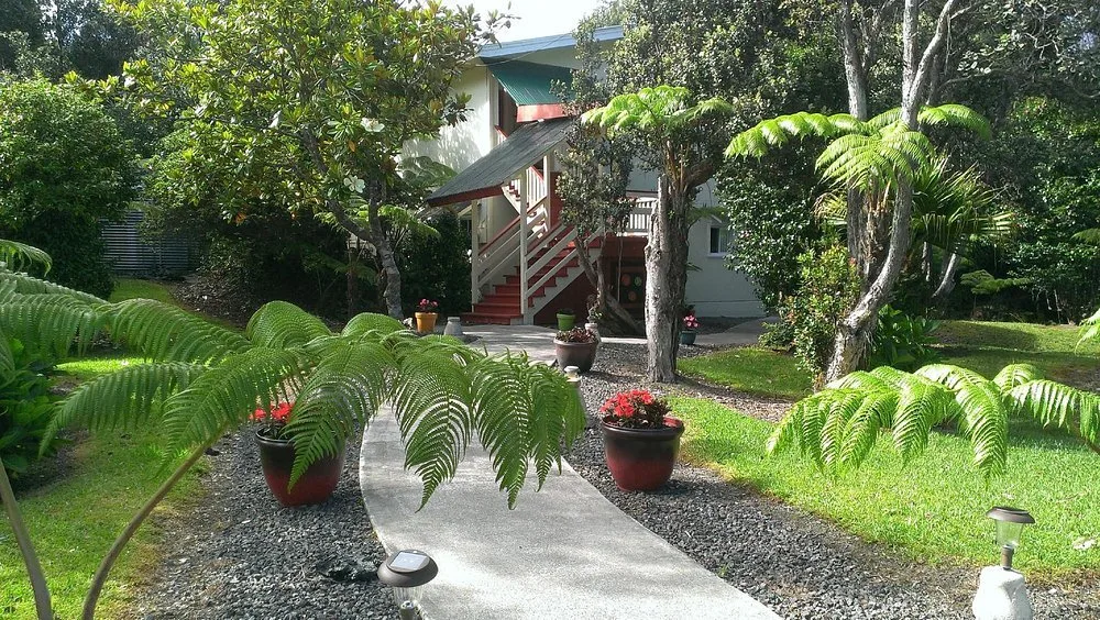 Pad dat loopt naar een huisje bij het Hotel Volcano Hale Volcanoe