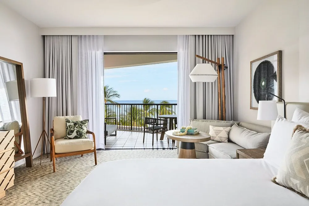 Hotelkamer met balkon en uitzicht over de zee in het Hotel Mauna Lani Auberge Resorts Collection Waimea