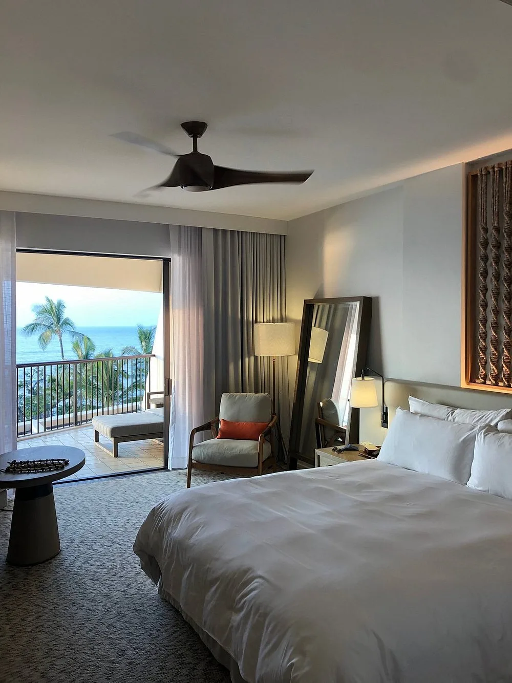 Hotelkamer met balkon en uitzicht over de zee in het Hotel Mauna Lani Auberge Resorts Collection Waimea