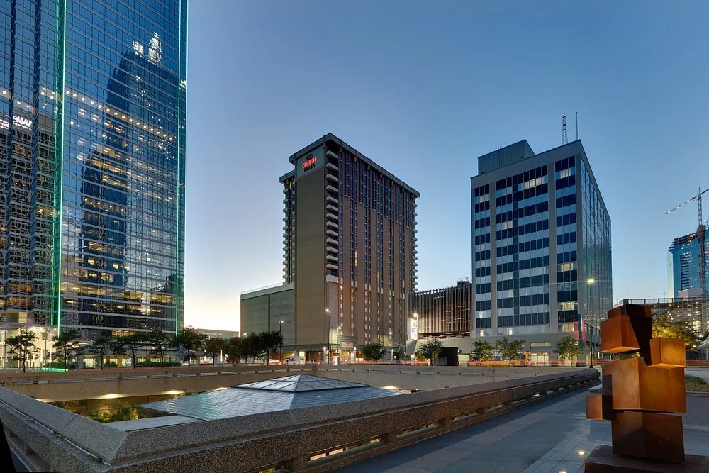 Vooraanzicht van het Hotel Crowne Plaza Downtown Dallas