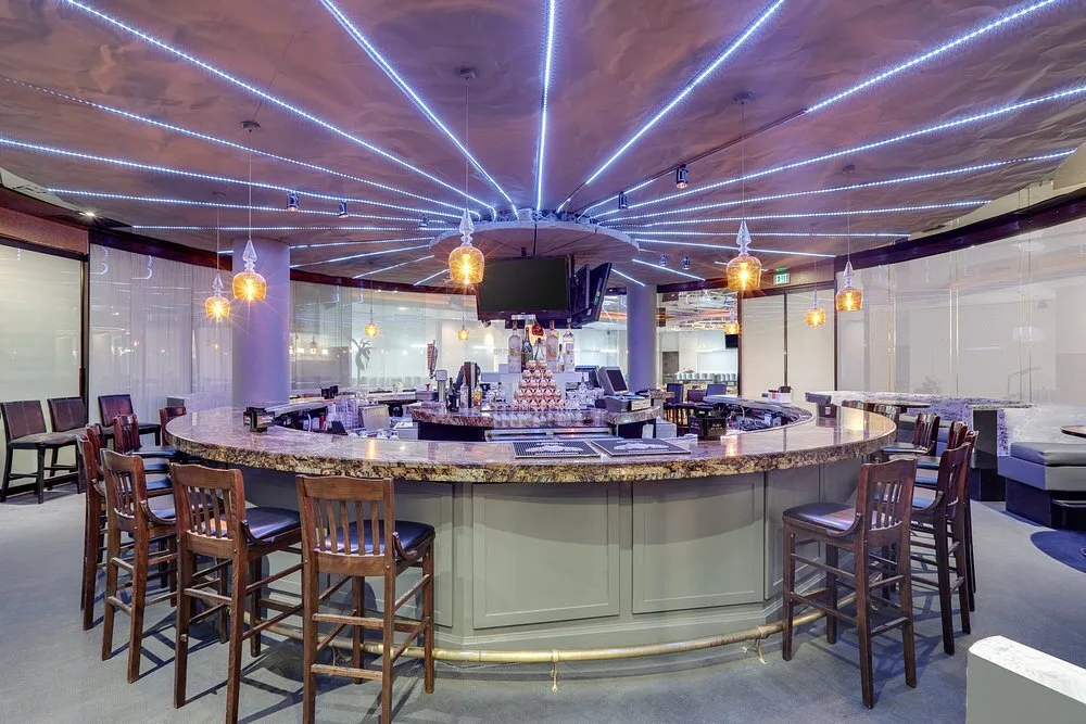 Ronde bar met zitplaatsen in het Hotel Crowne Plaza Downtown Dallas