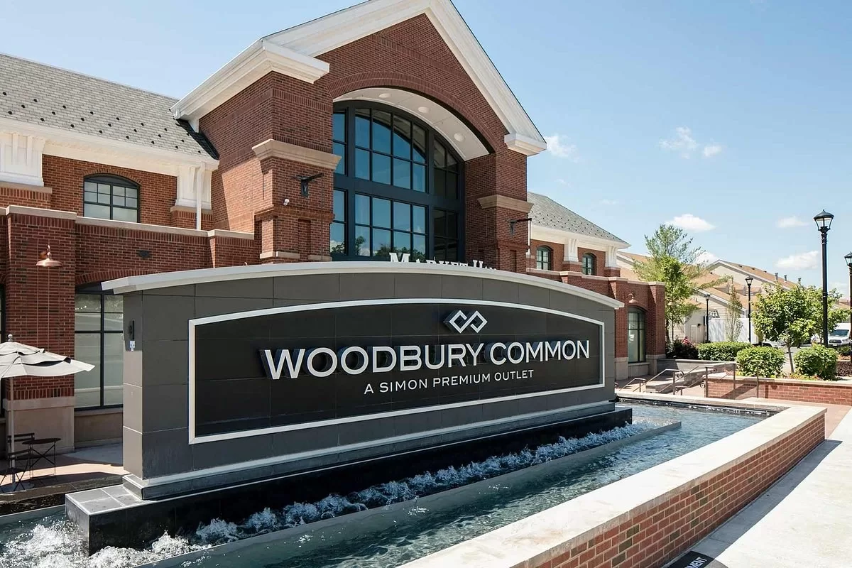 Woodbury Common bord met winkelgebouw op de achtergrond, populair outlet winkelcentrum in New York